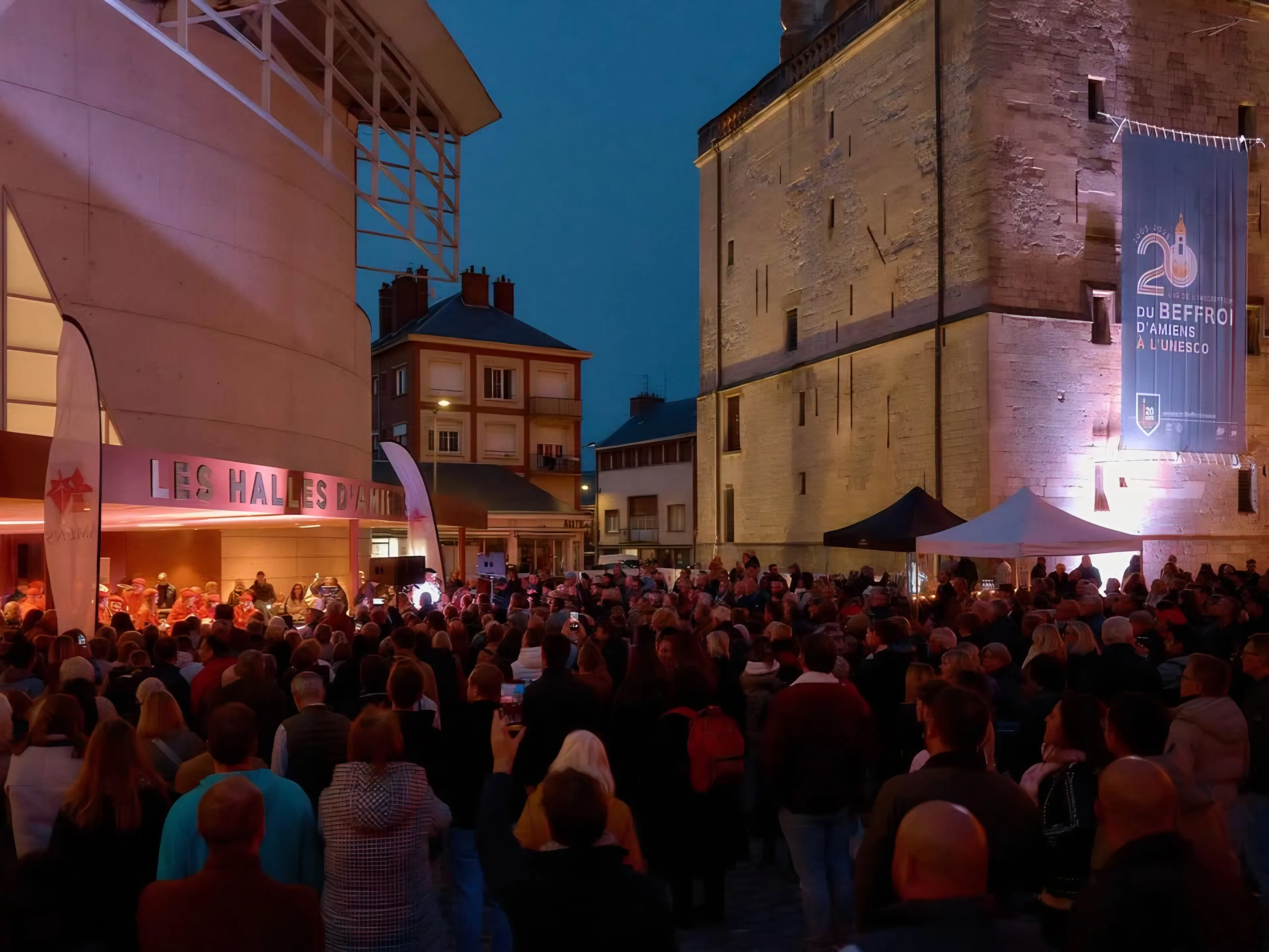 8000 PERSONNES DANS LES HALLES