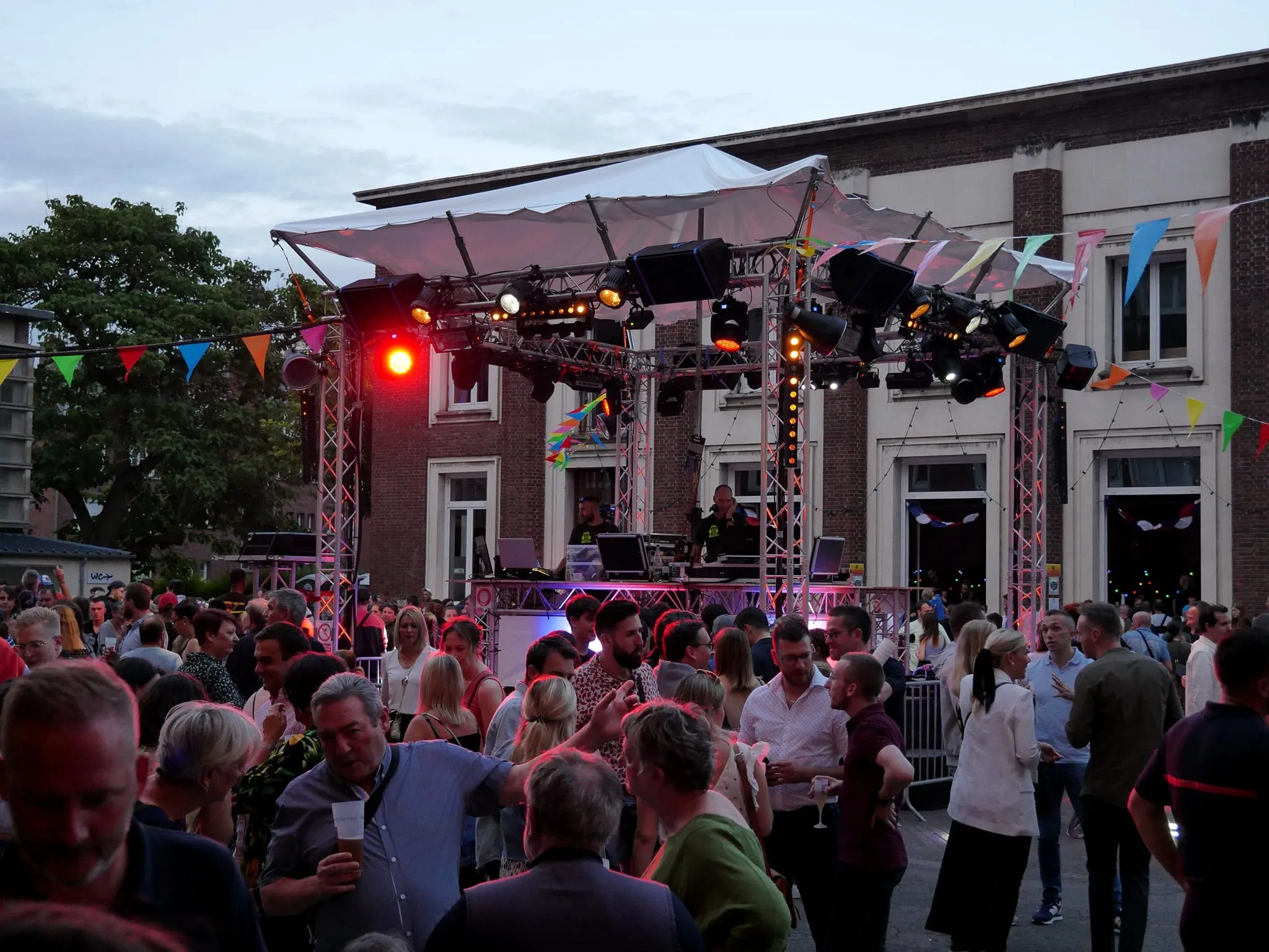 LE BAL DES POMPIERS