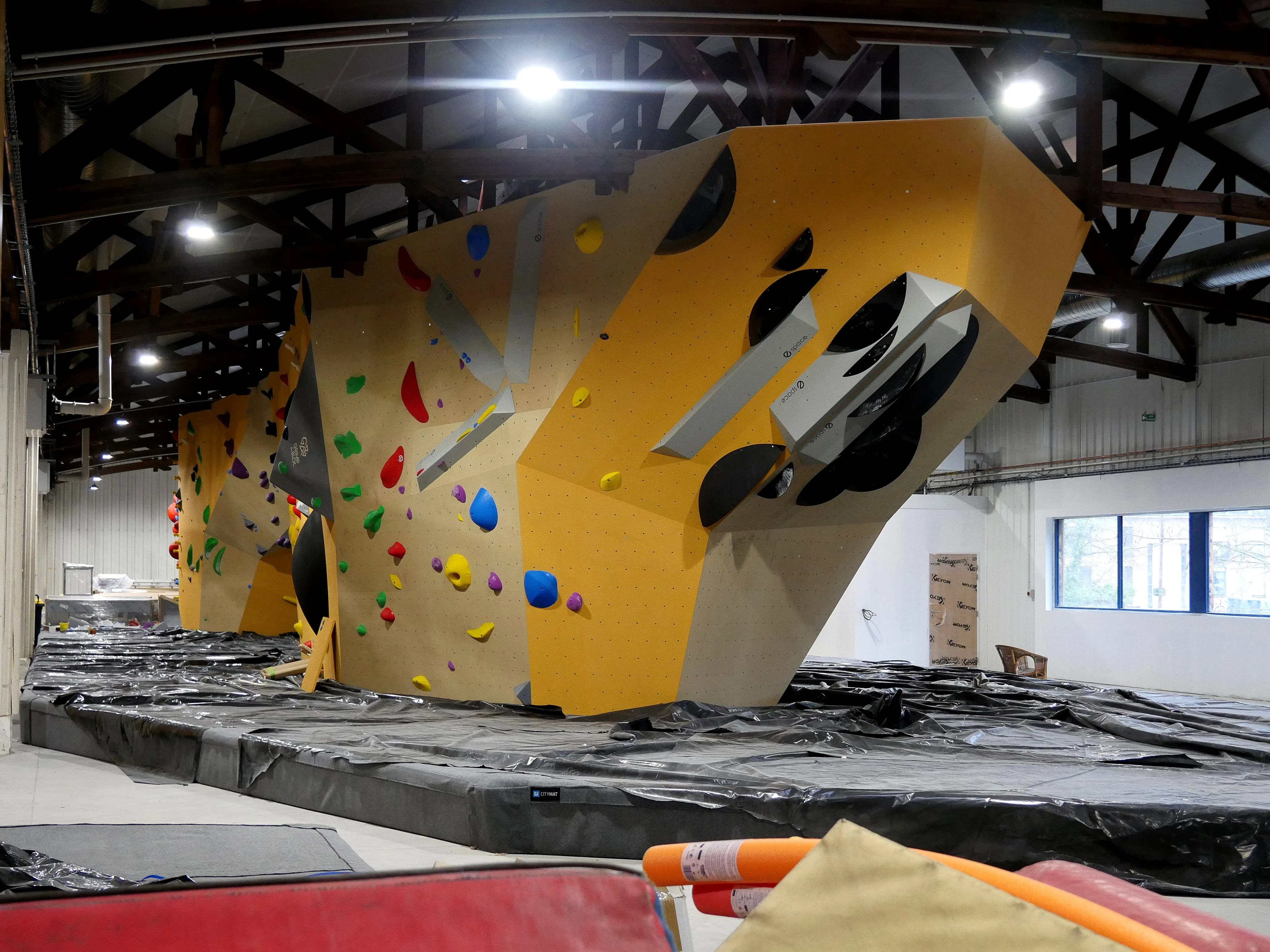 UNE SALLE D'ESCALADE GÉANTE