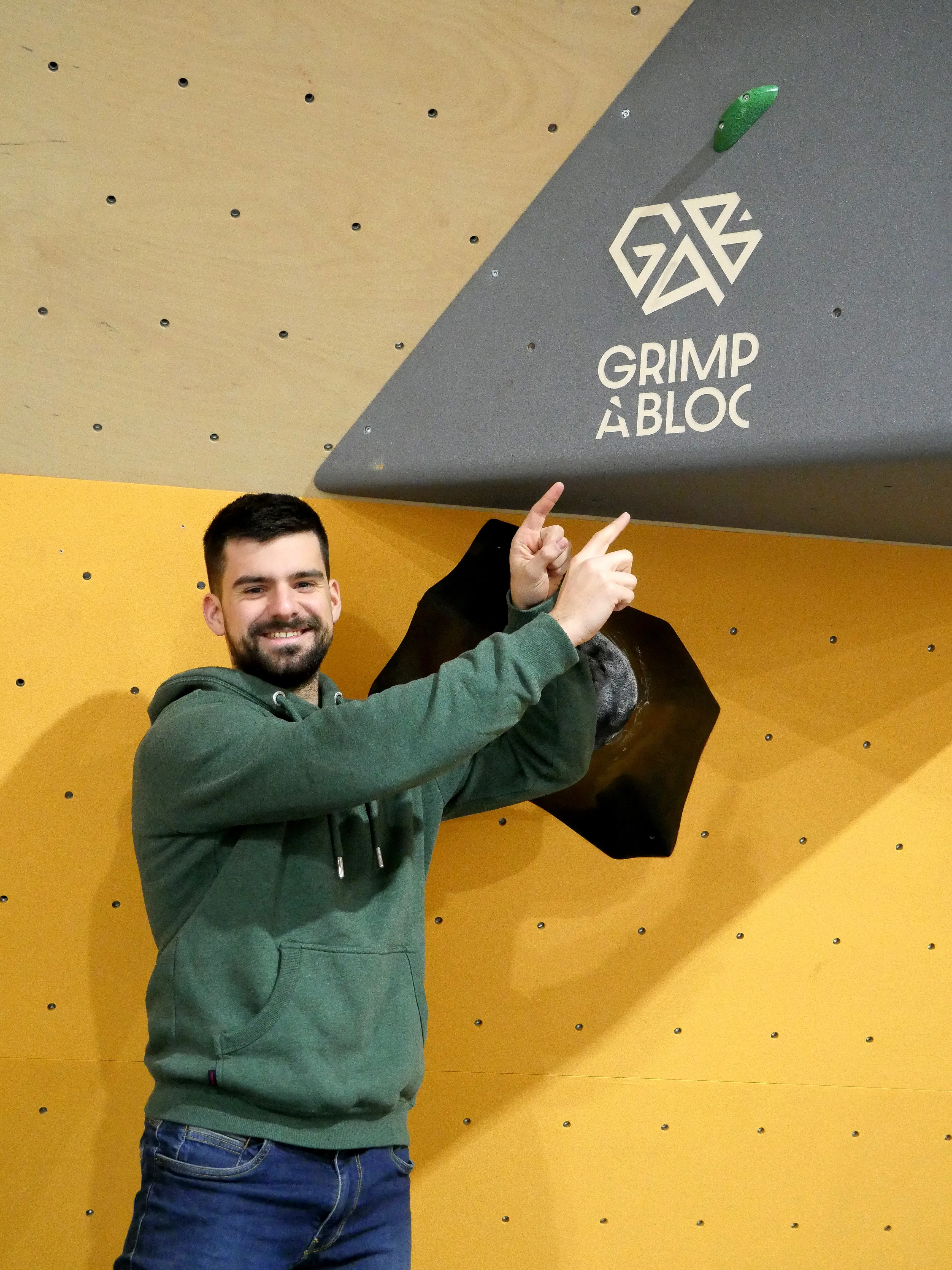 UNE SALLE D'ESCALADE GÉANTE