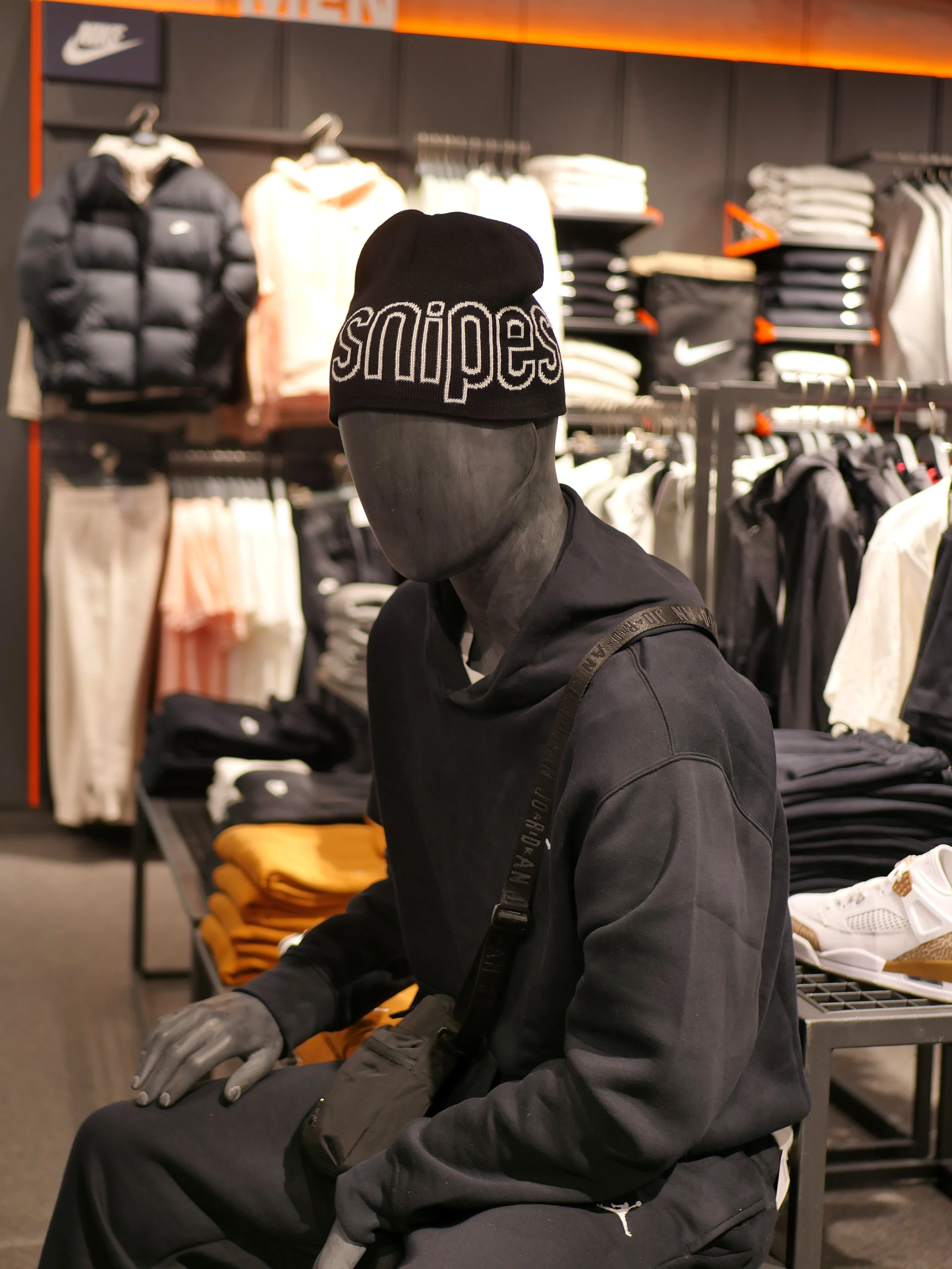 UN MAGASIN DE SNEAKERS XXL